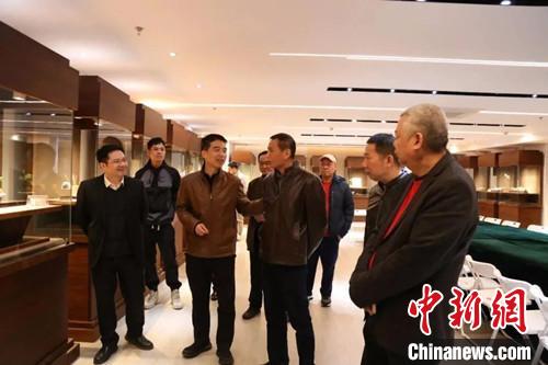 嘉賓一行參觀壽山石雕展?！⊥羲姑?攝