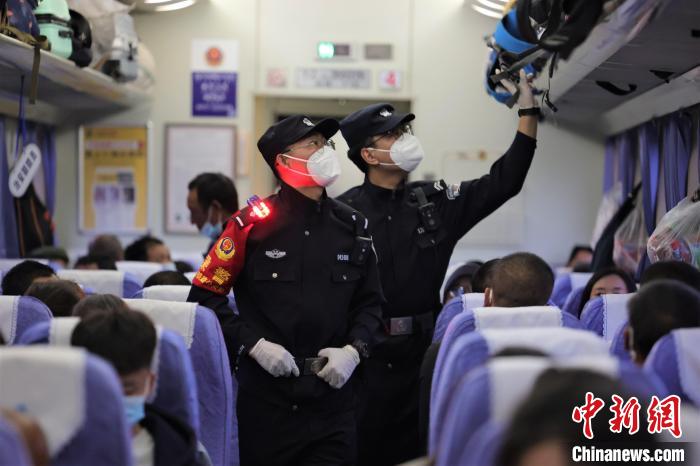 春運(yùn)期間全國(guó)鐵路公安機(jī)關(guān)破獲刑事案件2194起 公安部鐵路公安局供圖