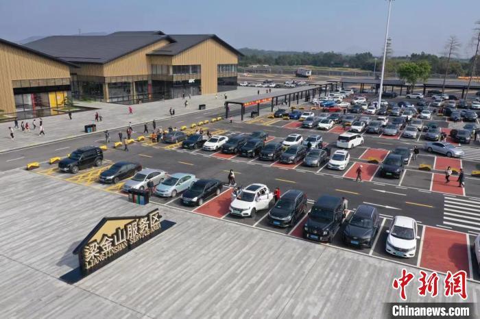 資料圖：沈海高速梁金山服務(wù)區(qū)。 岳交綜 攝