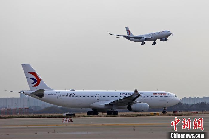 資料圖：飛機(jī)在浦東機(jī)場排隊(duì)起飛?！∫罅⑶?攝