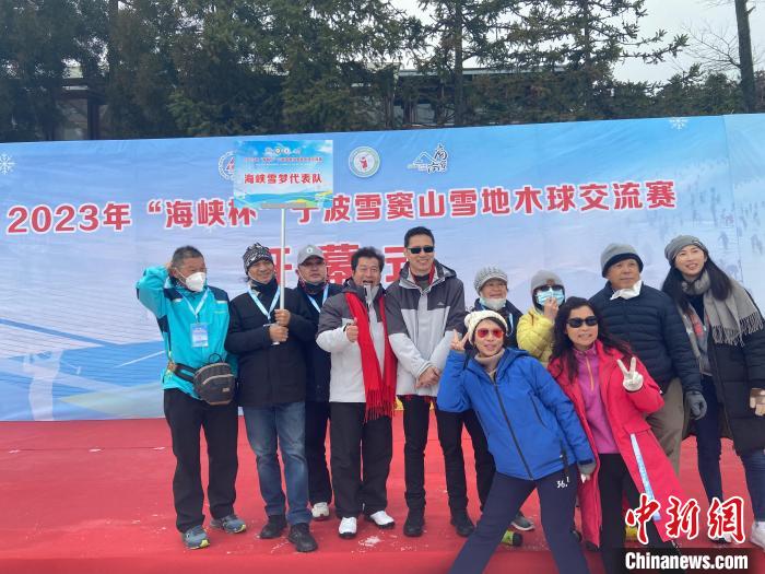 翁啟祥帶領臺胞參加交流賽合影現(xiàn)場。　林波 攝