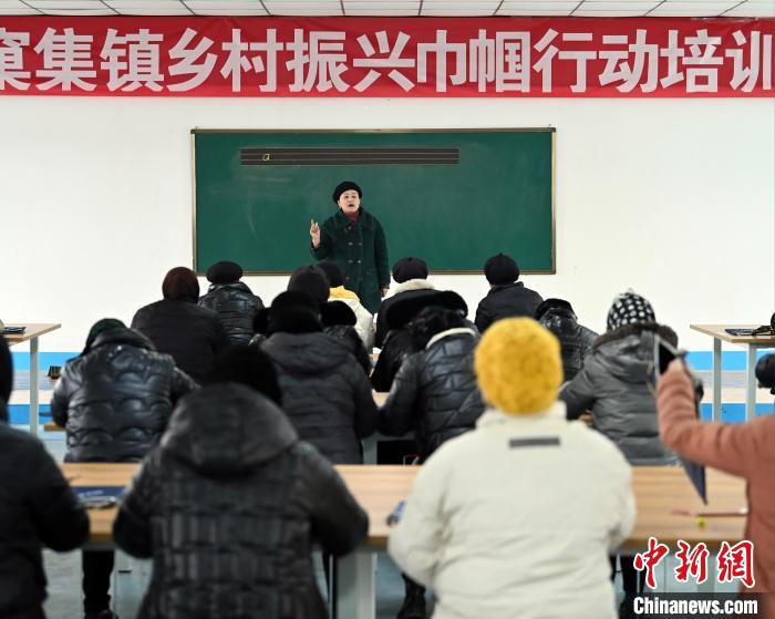 甘肅廣河?jì)D女迎臺(tái)胞臺(tái)企“愛(ài)心班”：初學(xué)識(shí)字，出門(mén)不怕了