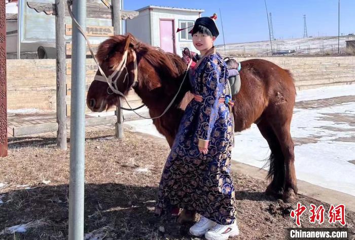 圖為洪文慧在內(nèi)蒙古體驗(yàn)草原生活。　洪文慧 供圖