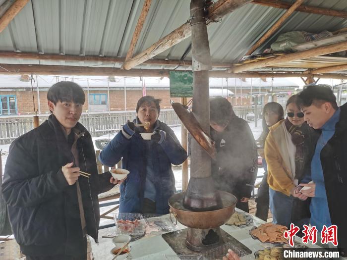 在冷極村室外吃火鍋的臺灣青年。　李愛平 攝