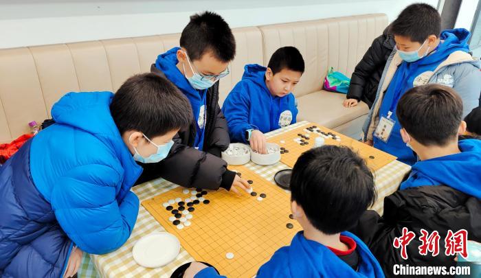 以棋會友。　張傳明 攝