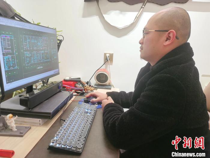 在湖南創(chuàng)業(yè)的臺灣設計師李任庭。　向一鵬 攝