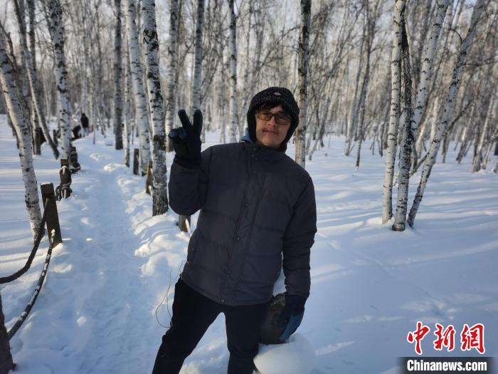 圖為行走在白樺林中的臺(tái)灣學(xué)子?！±類燮?攝