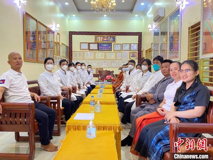 參加活動(dòng)部分人員合影。　援建中醫(yī)抗疫醫(yī)療隊(duì)提供