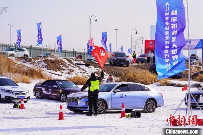 發(fā)令旗向車輛下達(dá)指令 孫漢侖 攝 發(fā)令旗向車輛下達(dá)指令 孫漢侖 攝