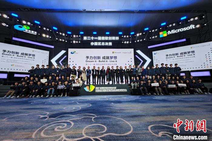 圖為賽后參賽隊(duì)伍與嘉賓合照留念?！±畛瑧c 攝