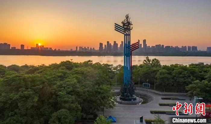 中國(guó)南北分界線標(biāo)志?！“霾菏形麄鞑抗﹫D