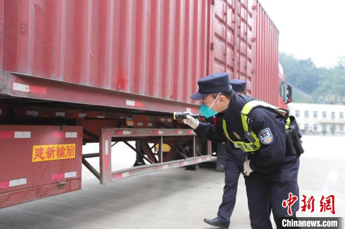 廣西友誼關(guān)口岸客貨運(yùn)通關(guān)實(shí)現(xiàn)“開(kāi)門(mén)紅”