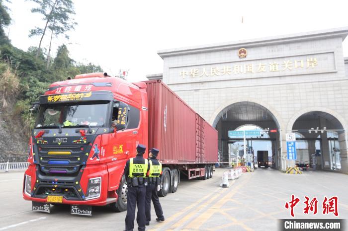 友誼關(guān)邊檢站民警檢查入境車(chē)輛。　廣西邊檢總站友誼關(guān)邊檢站供圖