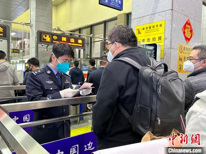 友誼關(guān)口岸旅客通關(guān)現(xiàn)場(chǎng)。　葉子 攝