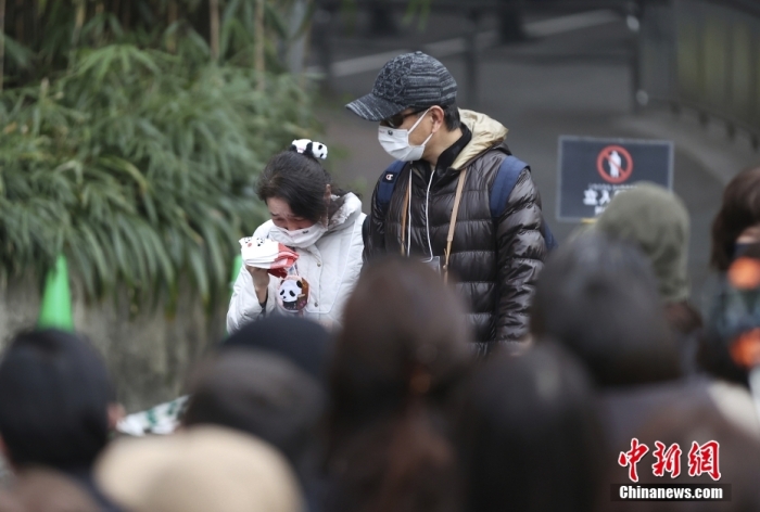 一些游客離開時難掩淚水。圖/視覺中國