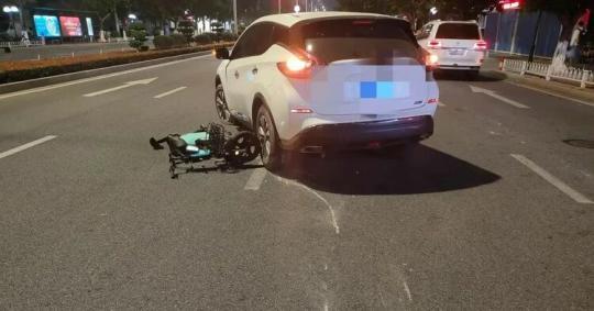 急尋好心人！男童被卷入車底，20余名路人合力救援