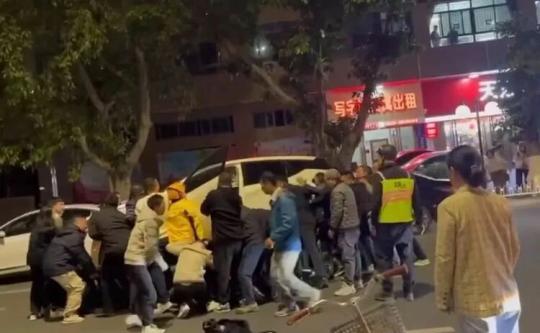 急尋好心人！男童被卷入車底，20余名路人合力救援