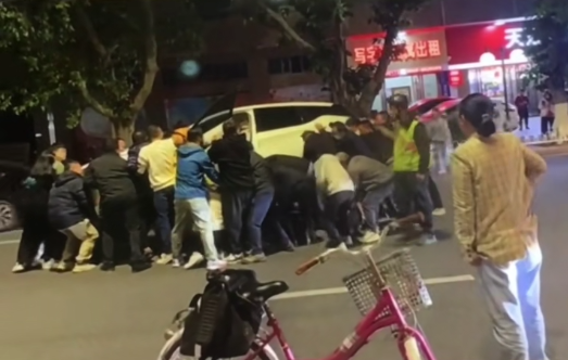 急尋好心人！男童被卷入車底，20余名路人合力救援