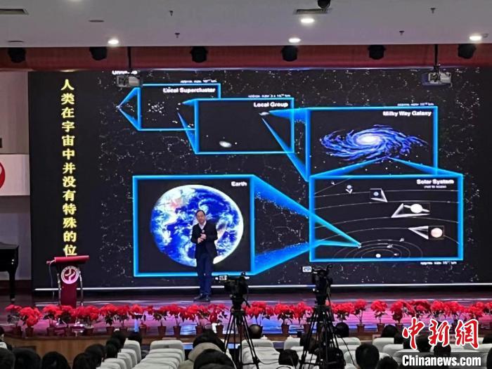 中國(guó)科學(xué)院國(guó)家天文臺(tái)研究員、中國(guó)科學(xué)院院士武向平在天津市一中為學(xué)生們現(xiàn)場(chǎng)授課?！↓嬘魑?攝