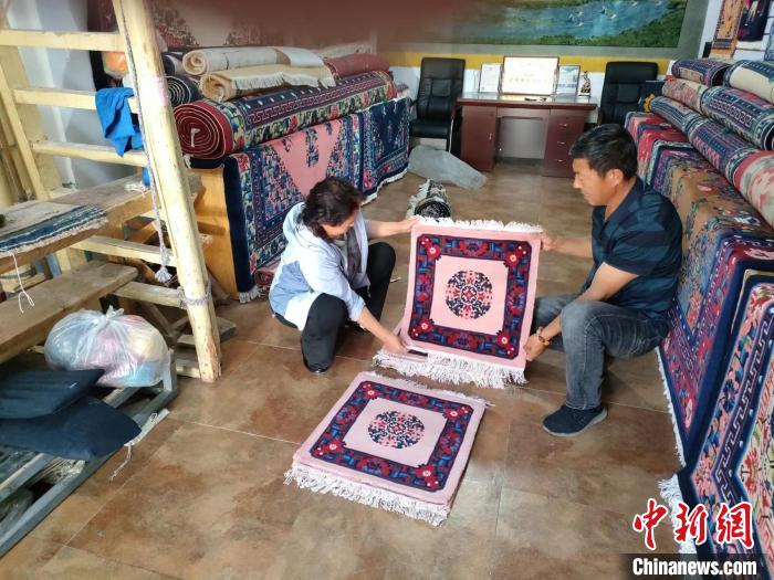 圖為田民興展示手工藝術(shù)品?！∈茉L者供圖