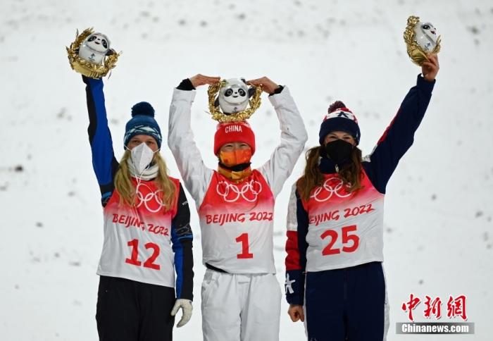 徐夢(mèng)桃拿著冰墩墩“比心”慶祝奪冠。 <a target='_blank' href='/'>中新社</a>記者 翟羽佳 攝