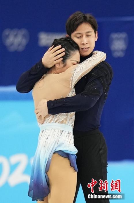 2月19日，中國組合隋文靜(左)/韓聰在比賽后擁抱。當(dāng)日，北京2022年冬奧會(huì)花樣滑冰雙人滑自由滑比賽在首都體育館舉行，中國組合隋文靜/韓聰奪得雙人滑冠軍。 <a target='_blank' href='/'>中新社</a>記者 崔楠 攝