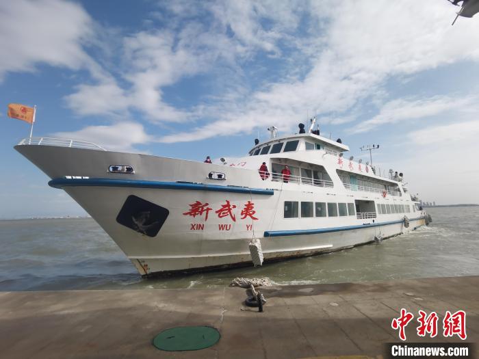 客船駛離碼頭五通客運(yùn)碼頭前往金門(mén)?！∴嵔?攝