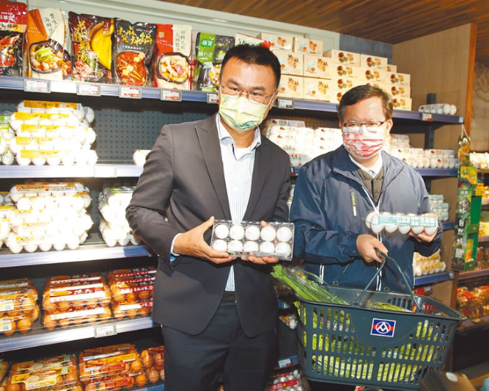 鄭文燦陳吉仲視察雞蛋蛋荒滿(mǎn)架