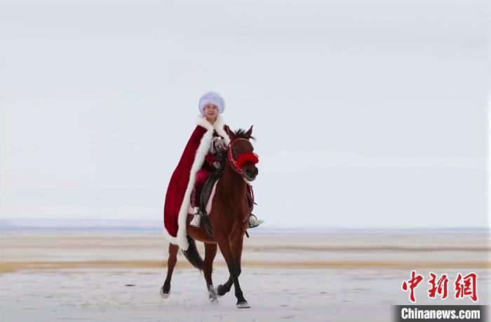 資料圖：賀嬌龍策馬雪原為昭蘇縣旅游做宣傳。昭蘇縣零距離供圖