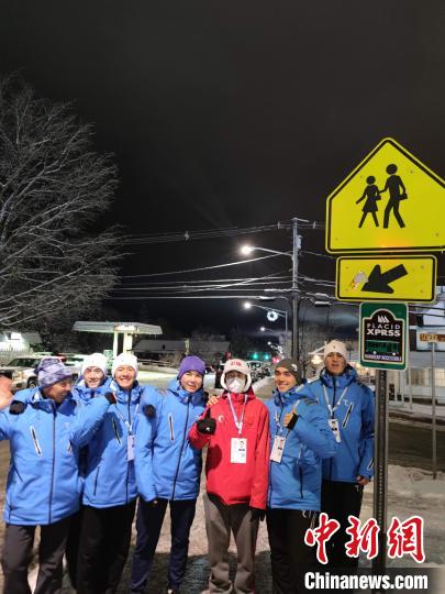 第31屆世界大學(xué)生冬季運動會賽場外，張得鈿(紅色衣服)與各國大學(xué)生選手親切交流?！∈茉L者供圖