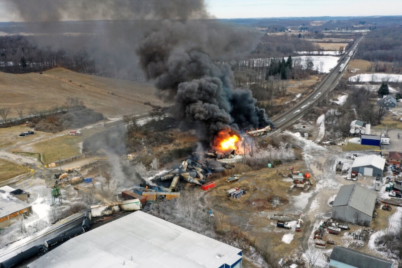 當(dāng)?shù)貢r間2月3日，美國俄亥俄州和賓夕法尼亞州的交界地帶東巴勒斯坦地區(qū)發(fā)生一起列車脫軌事件，造成大量致癌氣體氯乙烯等有毒物質(zhì)泄漏。（圖源：美聯(lián)社）