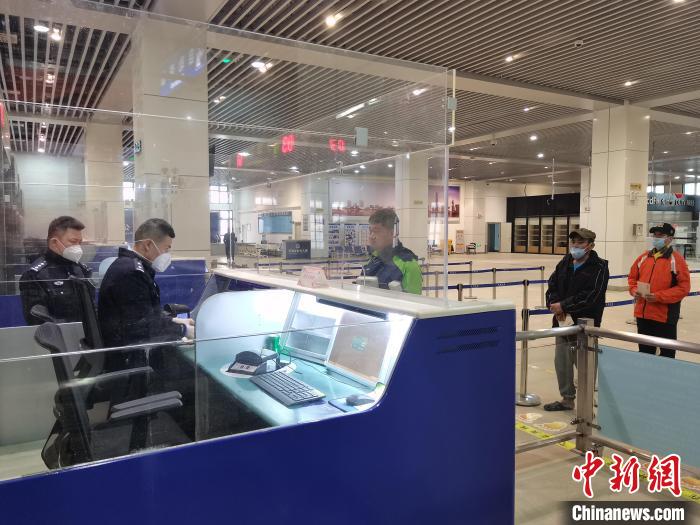 邊檢民警為臺胞辦理入境手續(xù)?！?蔡少航 攝