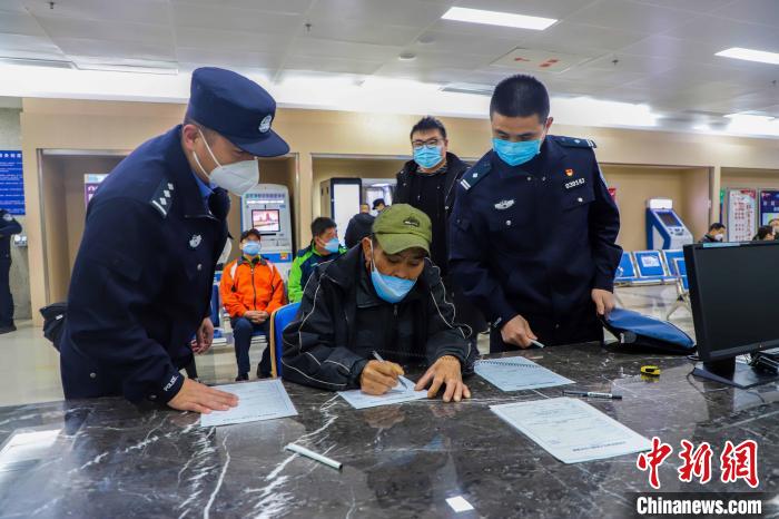 邊檢站聯(lián)合出入境部門為救助船員辦理入境證件?！?蔡少航 攝