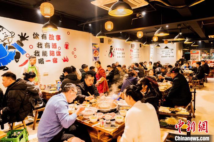 圖為食客們在火鍋店嘗鮮?！↑S維正 攝