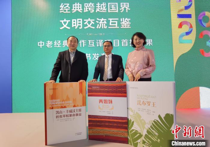 與會嘉賓在新書發(fā)布會現(xiàn)場合影留念?！√旖虺霭?zhèn)髅郊瘓F供圖