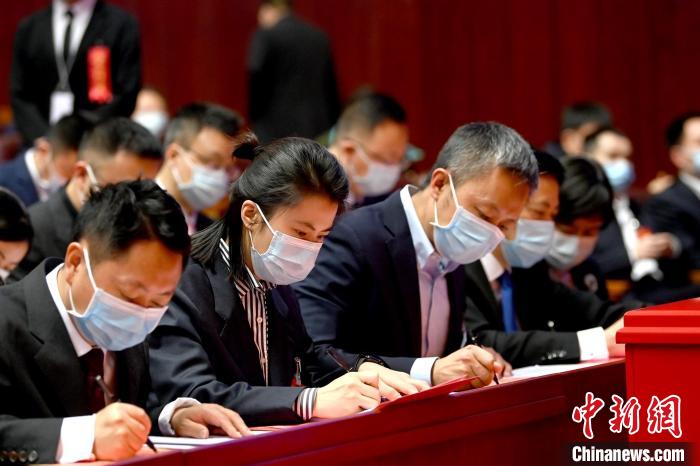 成都市十八屆人大一次會議24日下午閉幕。　安源 攝