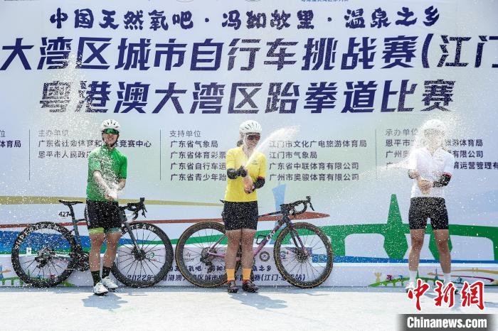 2022環(huán)粵港澳大灣區(qū)城市自行車挑戰(zhàn)賽江門恩平站鳴槍，圖為比賽現(xiàn)場?！≠愂陆M委會 攝