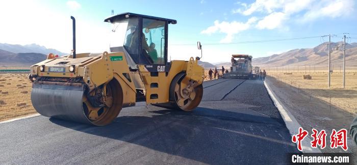 資料圖為瑪多災(zāi)后重建公路施工現(xiàn)場(chǎng)?！」逯菸麄鞑抗﹫D