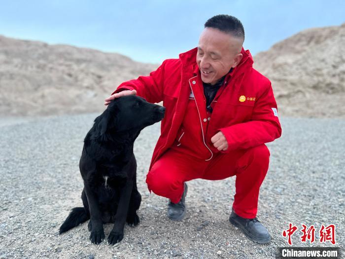 圖為熊海林和他的“小伙伴”?！±罱瓕?攝