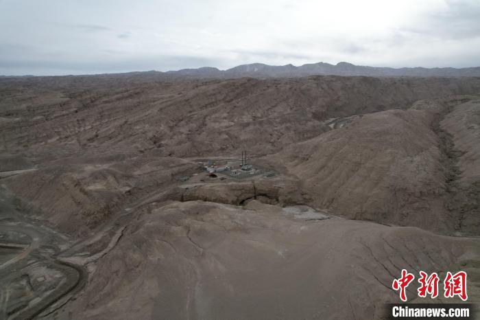 圖為“孤獨”的柴西北原油外輸管道中間站佇立在柴達木戈壁灘上?！≮w凜松 攝