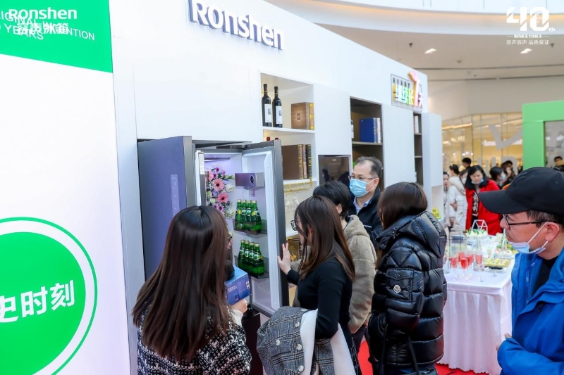 品鑒會(huì)現(xiàn)場(chǎng)，容聲冰箱與蘇寧還共同啟動(dòng)“百萬(wàn)家庭改造計(jì)劃”：凡是在線(xiàn)下蘇寧店鋪購(gòu)買(mǎi)容聲冰箱指定機(jī)型的用戶(hù)，都可以參加抽取裝修基金的活動(dòng)。只要中簽并簽署改造協(xié)議，就可獲得1萬(wàn)元裝修基金。容聲助力消費(fèi)者打造專(zhuān)屬理想家，讓“無(wú)界之美”深入到每個(gè)家庭中。