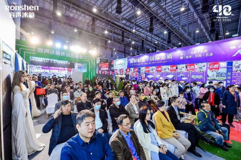 伴隨用戶對家裝、家居一體化需求越來越高,家電和家裝之間注定不再割裂，家電設(shè)計的“融”成為設(shè)計師的必備課程，“無邊界”設(shè)計語言也成為圈定用戶的“制勝法寶”。容聲WILL無邊界新品605冰箱以“正面不突出、側(cè)面不留縫、空間不浪費”的“三不”標(biāo)準(zhǔn)，真正讓冰箱融合在整體廚房空間里,帶來冰箱與家居融合的美學(xué)新定義。