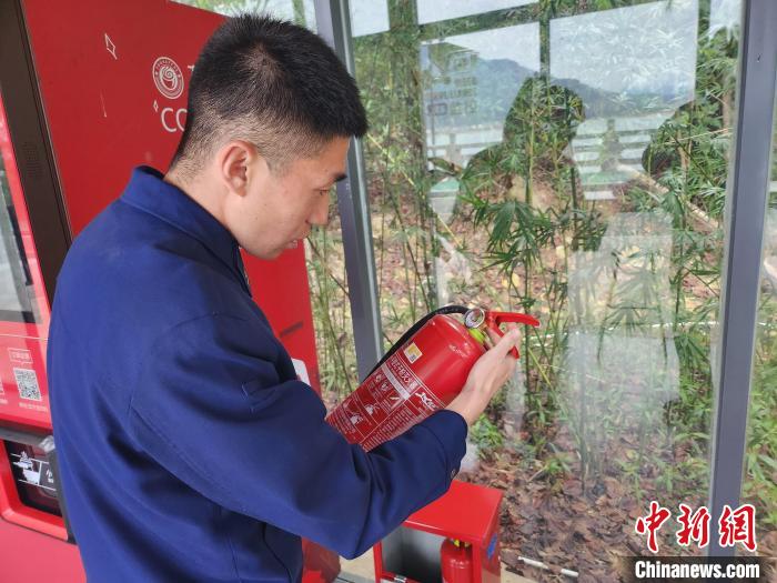 消防員對(duì)景點(diǎn)防火設(shè)施進(jìn)行檢查?！”R文鋒 攝