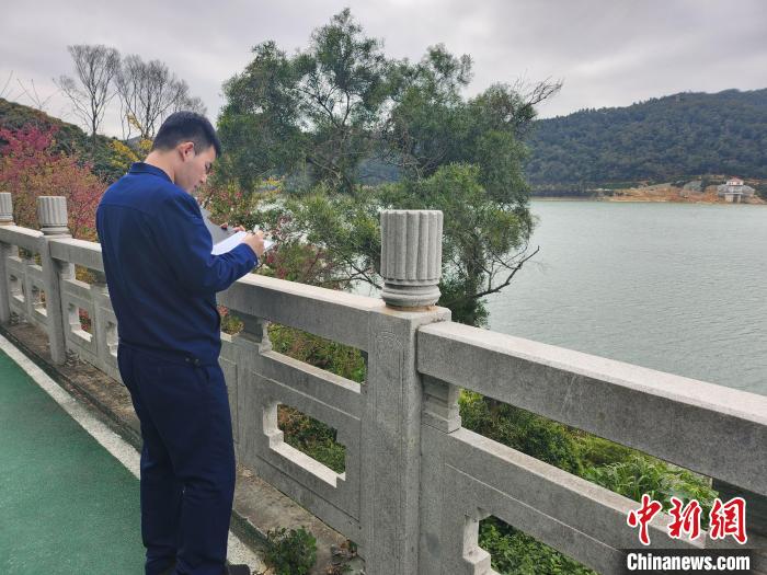 消防員記錄可用水源分布情況?！”R文鋒 攝