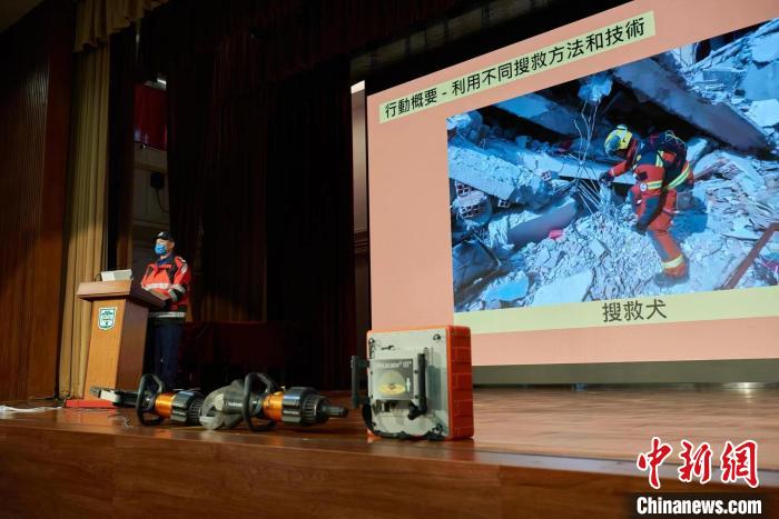 救援隊隊員在臺上作分享?！∨鄡S中學(xué)供圖