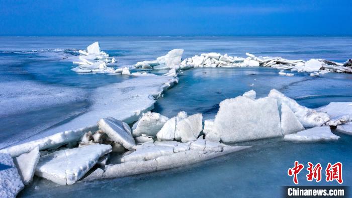 圖為晴天時(shí)的冰推景象?！∧昀?攝