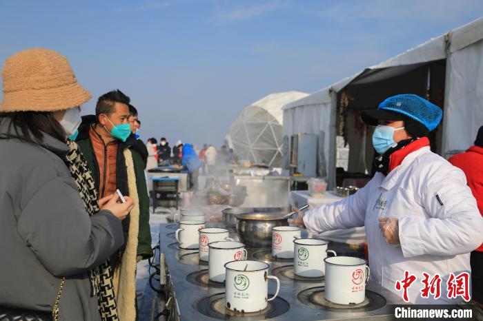 圖為游客在博斯騰湖景區(qū)購(gòu)買(mǎi)“缸子魚(yú)”。　胡侍琦 攝