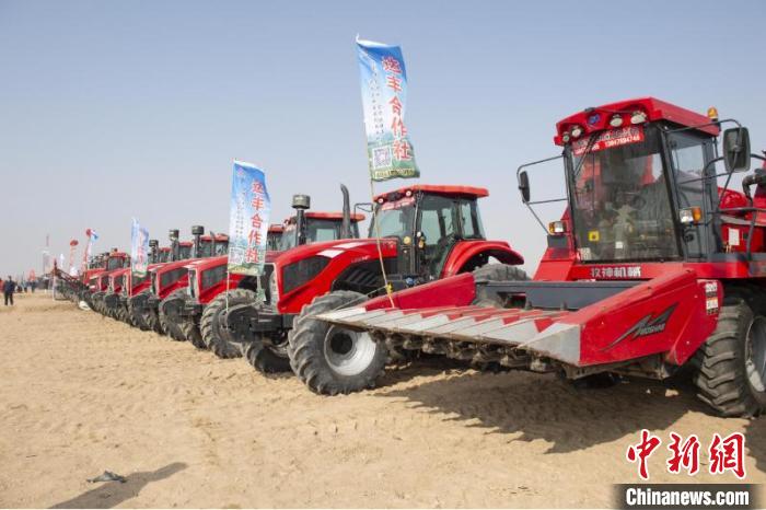 圖為現(xiàn)場展示的農(nóng)機具?！±铢i 攝