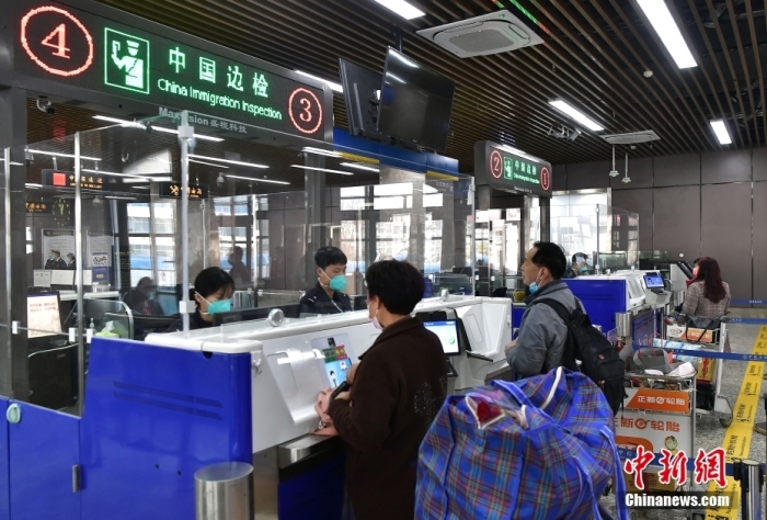 圖為抵達連江黃岐的馬祖鄉(xiāng)親在辦理相關(guān)手續(xù)。中新社記者 張斌 攝.jpg