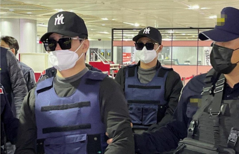 洪政軍及孔祥志在大陸落網(wǎng)，2月25日下午被押解回臺。圖自臺灣“中央社”.jpg